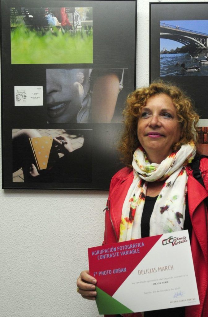 fotógrafa delante de su obra accésit