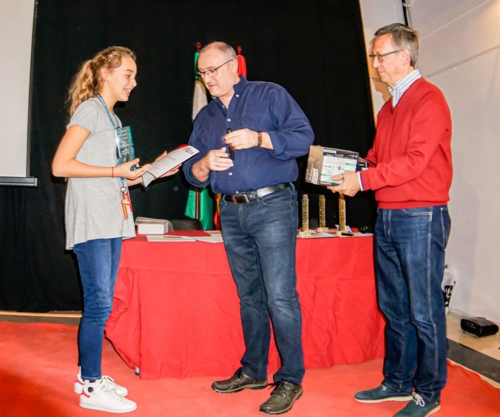 entrega premio niña